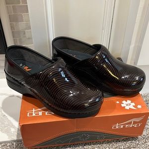 Dansko Pro black swirl patent clog 37r